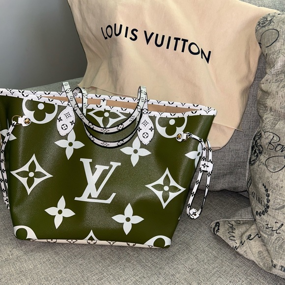 Louis Vuitton Guaranteed Authentic Monogram Giant Neverful MM Khaki and Beige - Picture 16 of 16